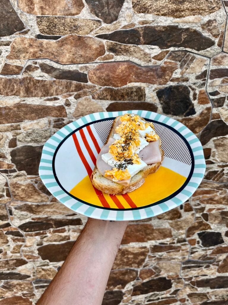 Tostada de queso de cabra con huevos revueltos