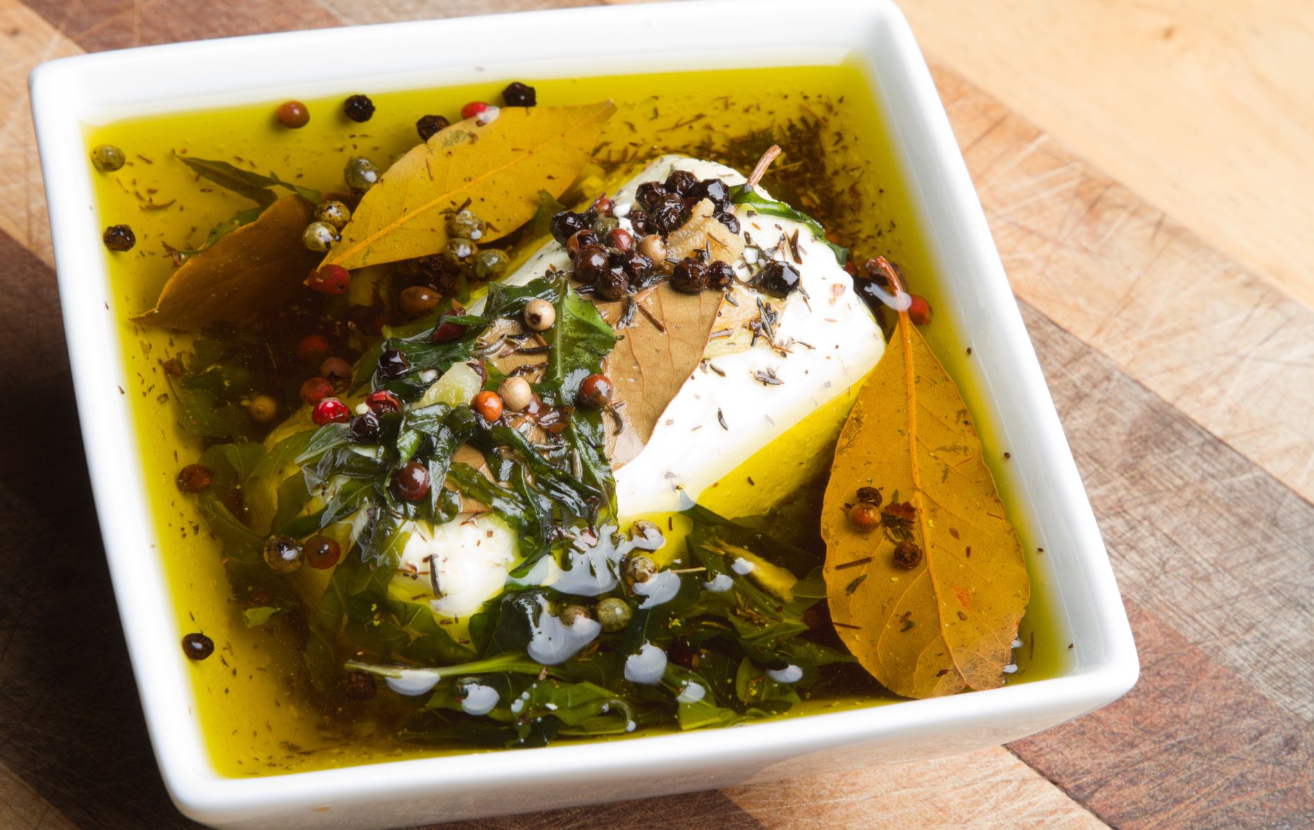 queso de cabra maridado con especias y hierbas