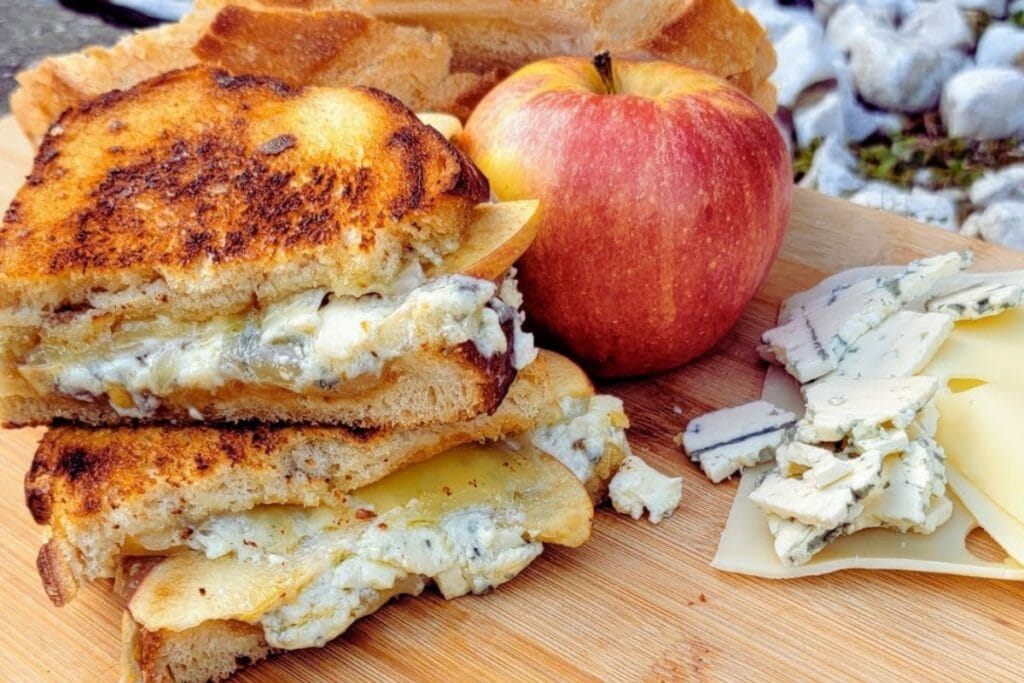 Sándwich de Manzana Caramelizada, Miel y Queso de Cabra