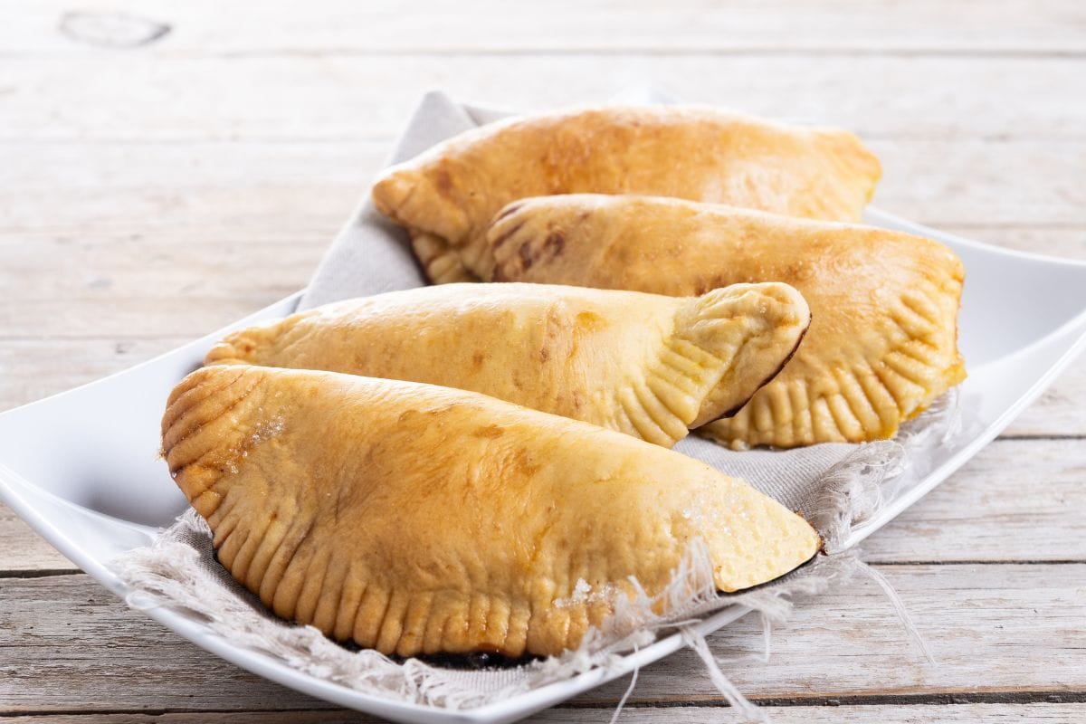 empanadilla queso de cabra y cebolla caramelizada